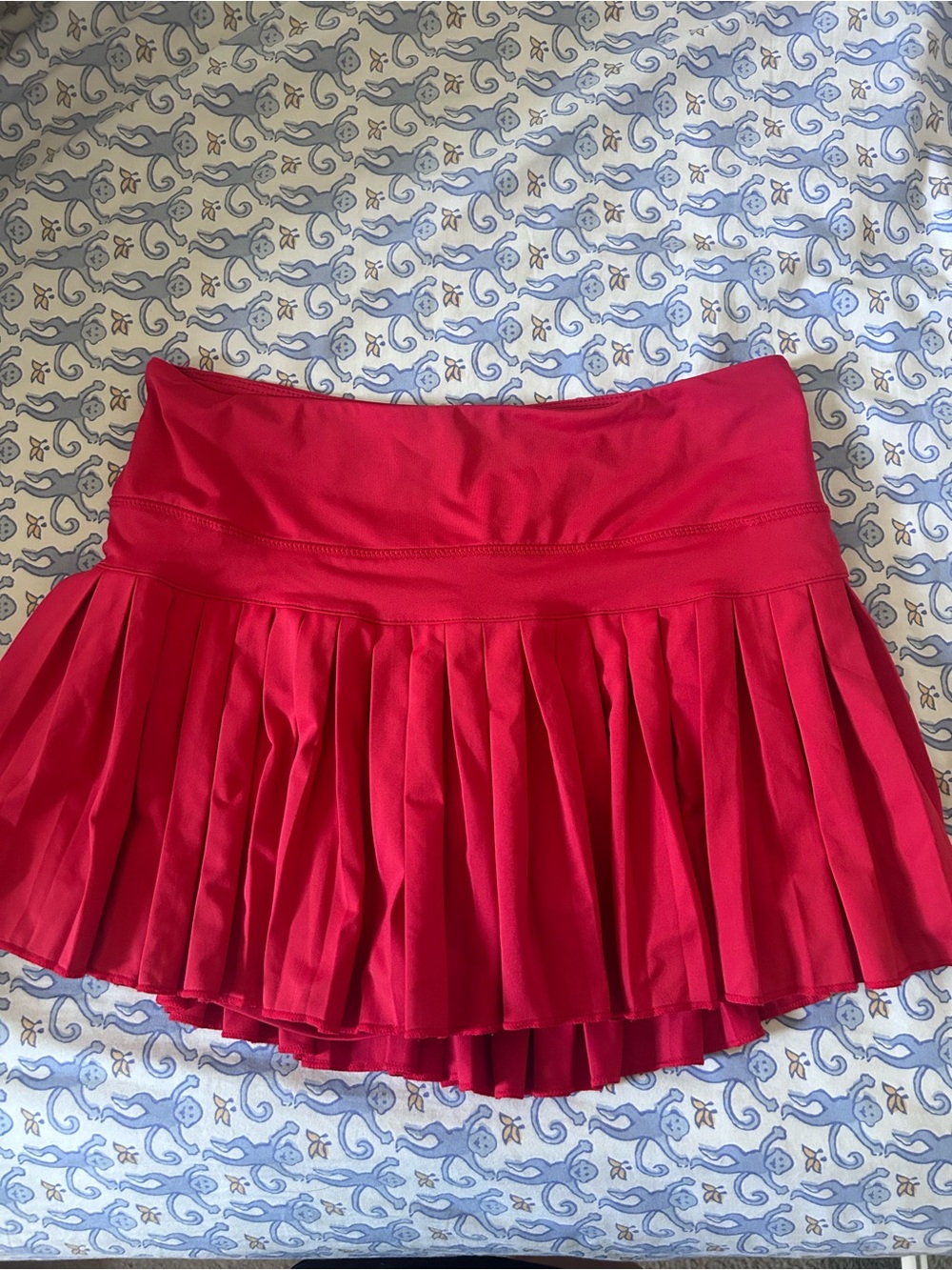 Gold hinge red pleated skirt